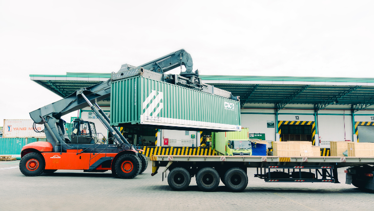 Armada CKB Logistics sedang beroperasi. Foto: Istimewa