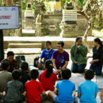 Dika dalam kegiatan literasi di Bali. Foto: Instagram @andikawirateja