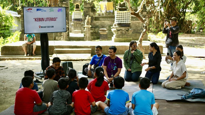 Dika dalam kegiatan literasi di Bali. Foto: Instagram @andikawirateja