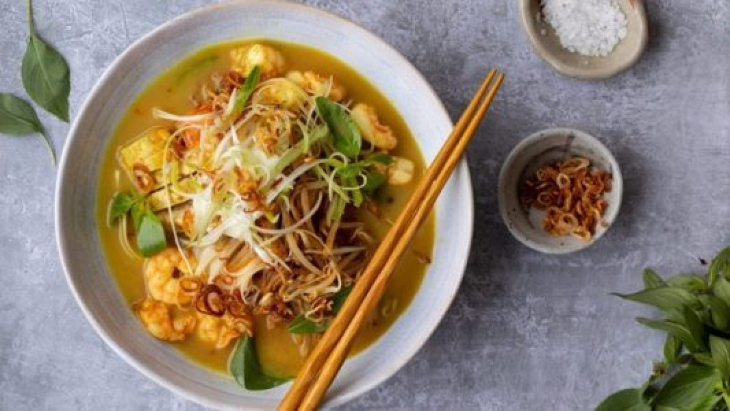 Biasanya laksa Betawi menggunakan ketupat dengan isian. Foto: Istimewa