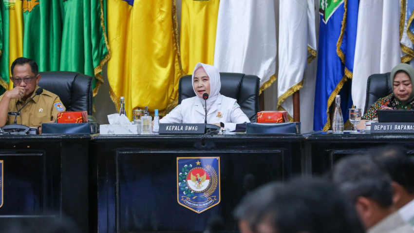 Kepala BMKG Dwikorita Karnawati (tengah). (Dok. BMKG)