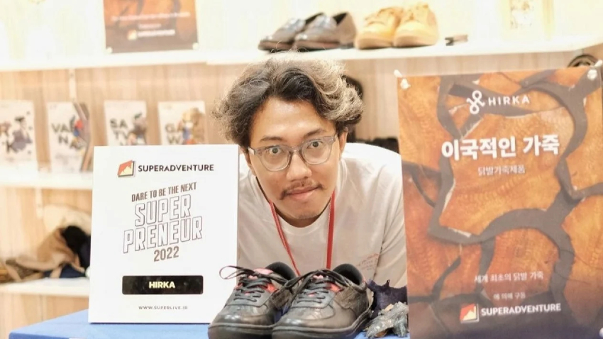 Nurman Farieka ubah kulit ceker jadi sepatu. Foto: Istimewa