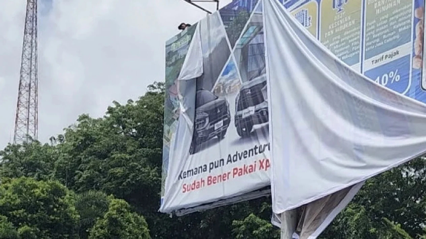 Bapenda Kota Pontianak Tertibkan Reklame Mitsubishi Tak Bayar Pajak